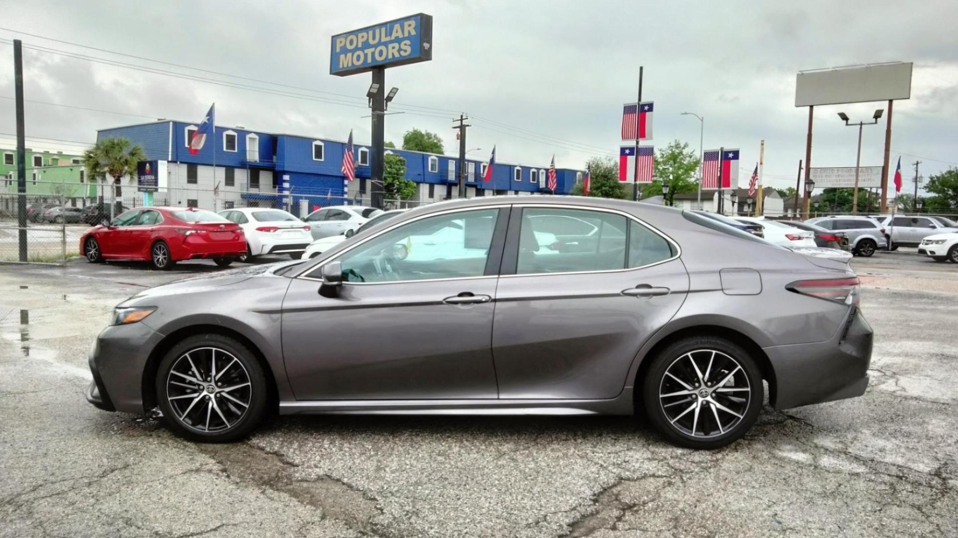 2022 Gray /BLACK Toyota Camry SE (4T1G11AK9NU) with an 2.5L L4 DOHC 16V engine, 8A transmission, located at 1842 Wirt Road, Houston, TX, 77055, (713) 973-3903, 29.805330, -95.484787 - Photo#1